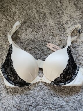 Victoria's Secret FABULOUS White Push-Up Bra with Black Lace Trim